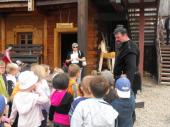 Przedszkolne dzieci uwięzione w dybach
