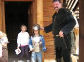 Przedszkolne dzieci uwięzione w dybach