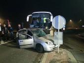 Wypadek autobusu i auta osobowego