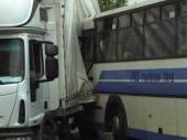 Autobus uderzył w ciężarówkę 
