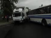 Autobus uderzył w ciężarówkę 